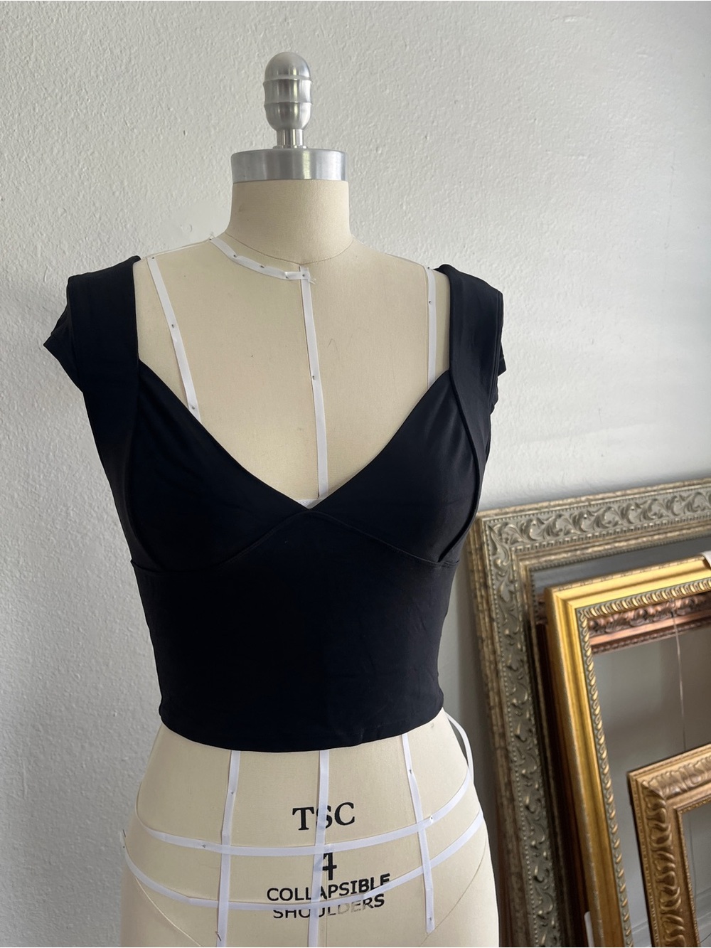 HALARA Black V-Neck Cap Sleeve Crop Top